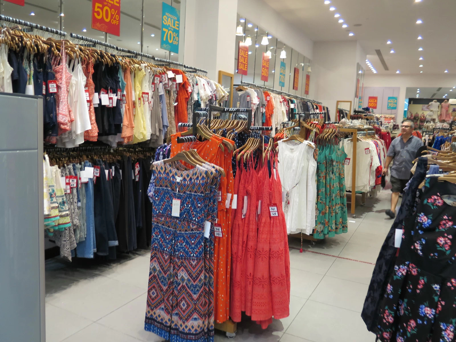 百萬客流引爆！日用百貨服裝店銷售技巧全解析